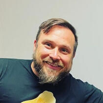 Travis Stever headshot